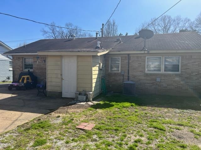 4606 Macon Road Memphis, TN 38122 - Photo 4 of 12 a backyard of a house