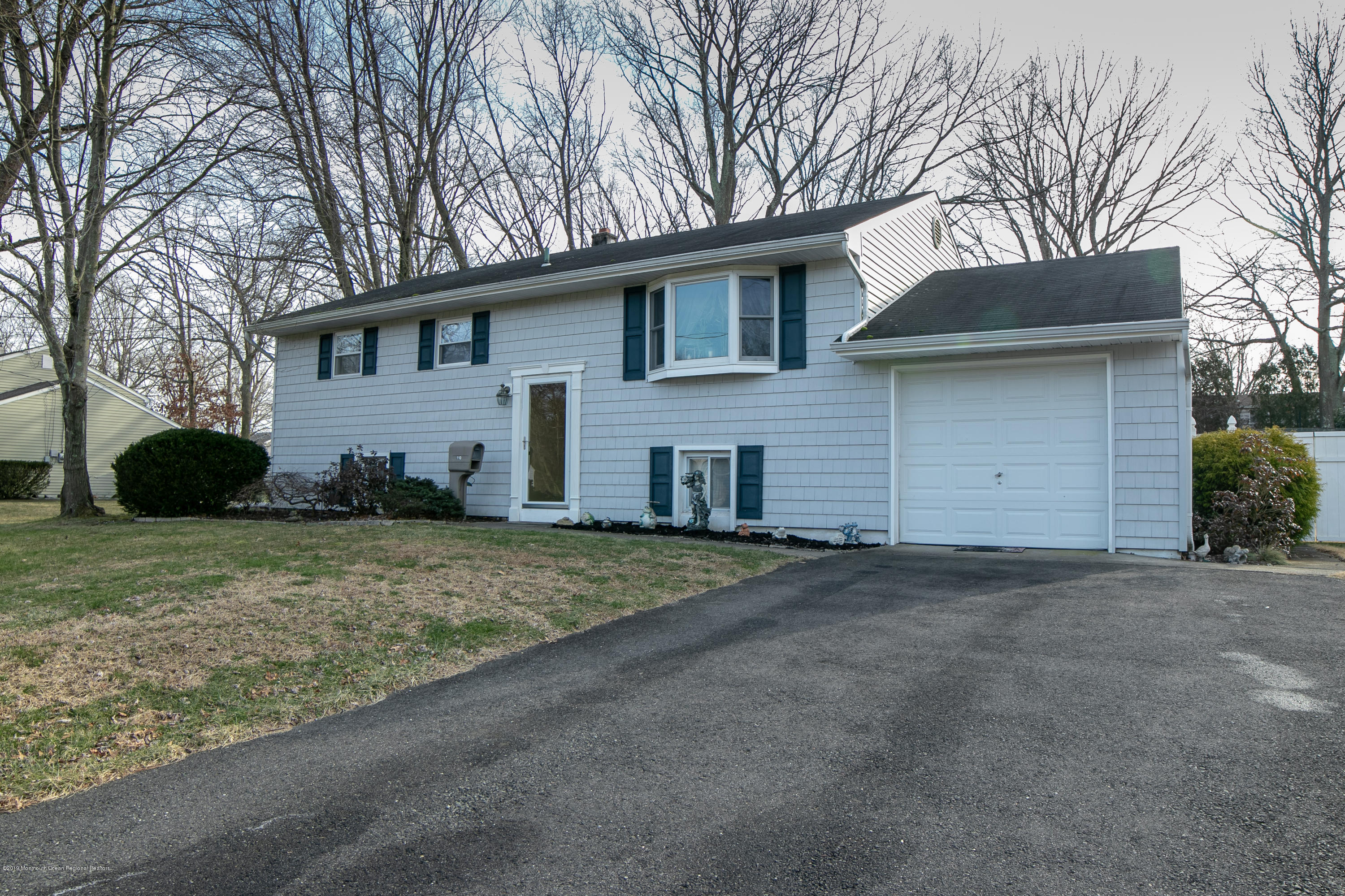 110 Darien Road Howell, NJ 07731 - Photo 4 of 30 IMG_2398