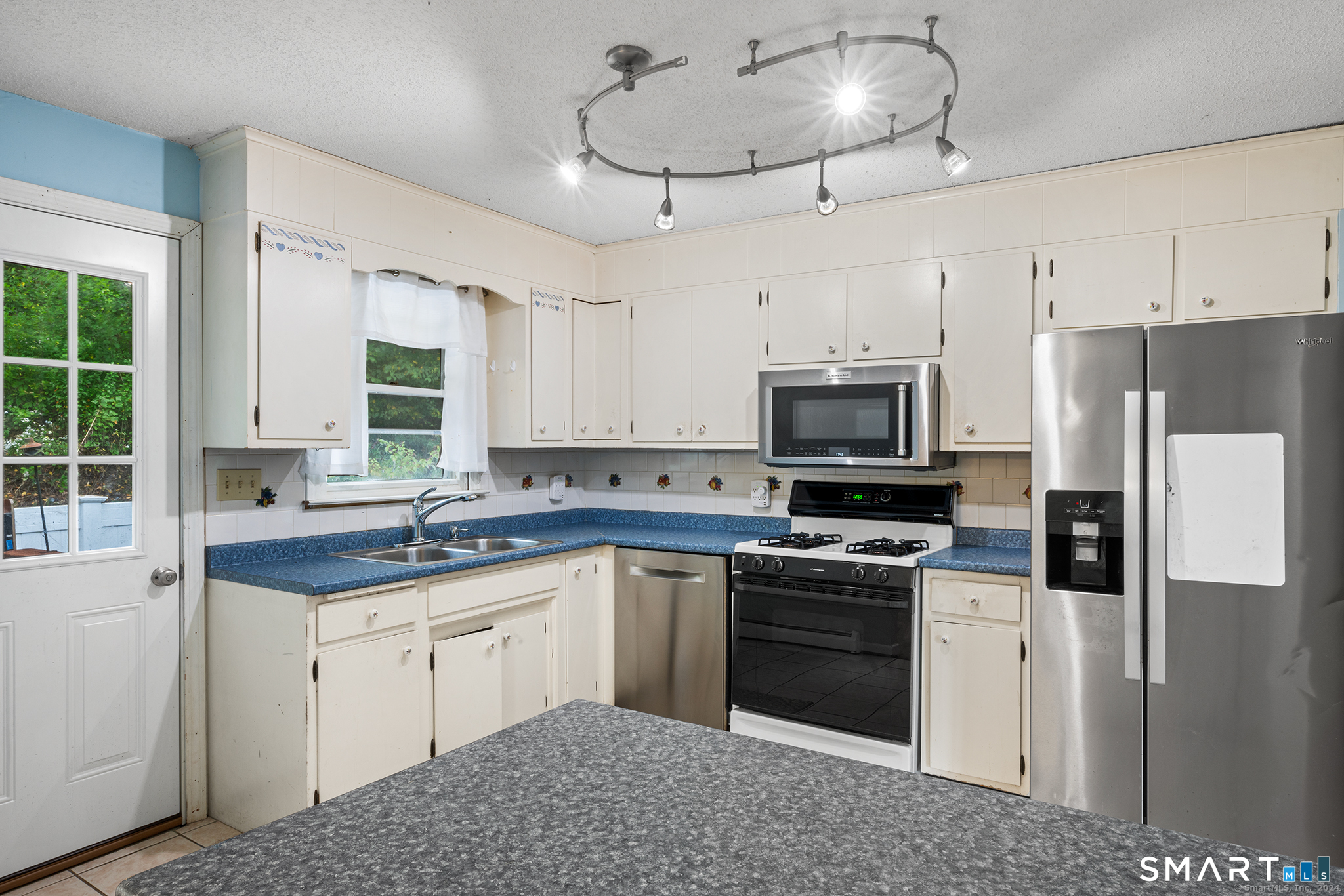 192 Leffingwell Road Montville, CT 06382 - Photo 8 of 19