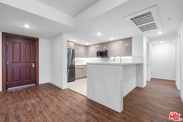 $4,200 | 5245 Santa Monica Boulevard, Unit 325, Los Angeles, CA 90029