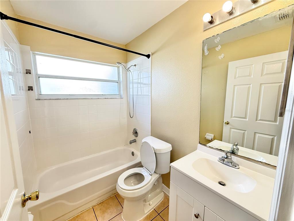 4695 Prairie Point Boulevard Kissimmee, FL 34746 - Photo 20 of 27 a bathroom with a sink mirror toilet and bathtub