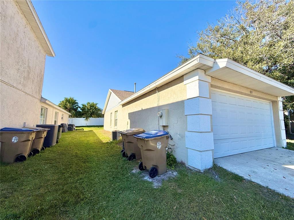 4695 Prairie Point Boulevard Kissimmee, FL 34746 - Photo 27 of 27 a backyard of a house with seating space