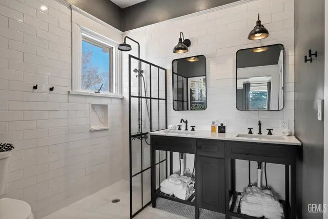 $785,000 | Undisclosed Address, Bakersfield, CA 93301