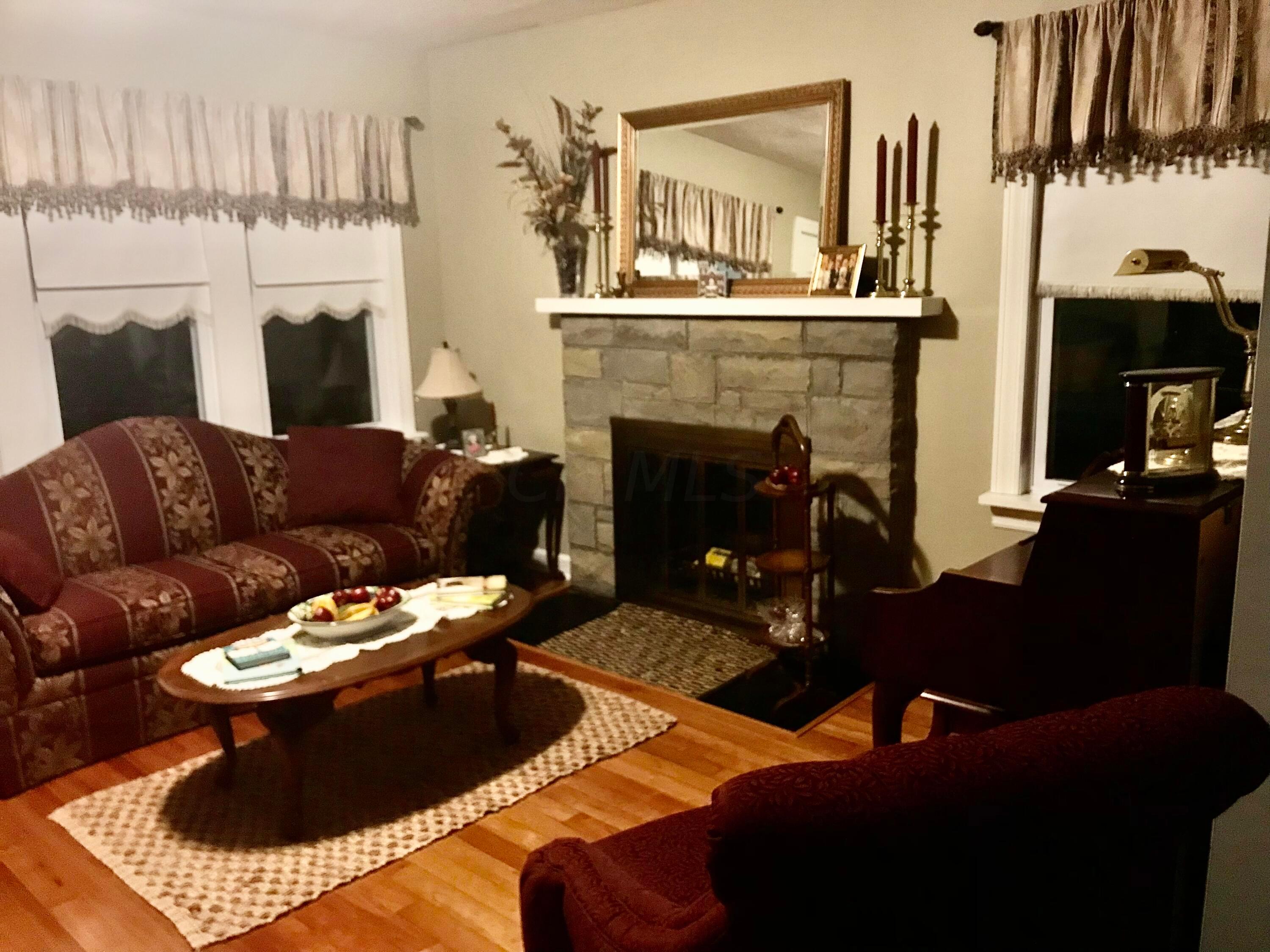 318 Carpenter Road Columbus, OH 43230 - Photo 11 of 28 Living Room