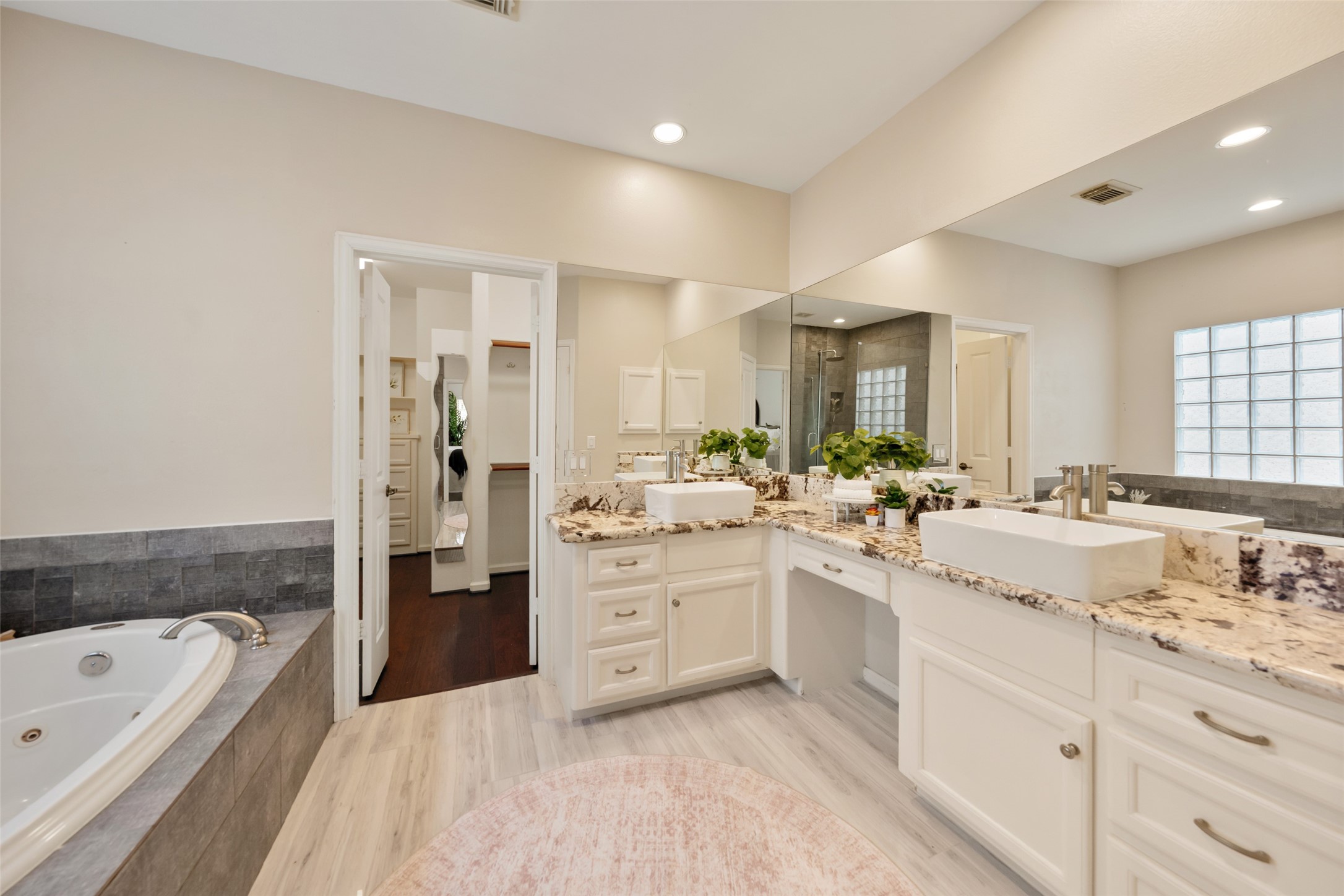 562 Bomar Street Houston, TX 77006 - Photo 15 of 28 Light and bright