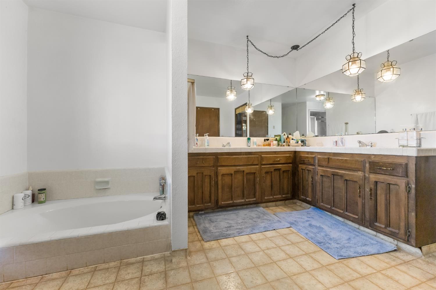 4776 Stetson Road Clovis, CA 93619 - Photo 28 of 49 a large bathroom with a sink a vanity a mirror and bathtub