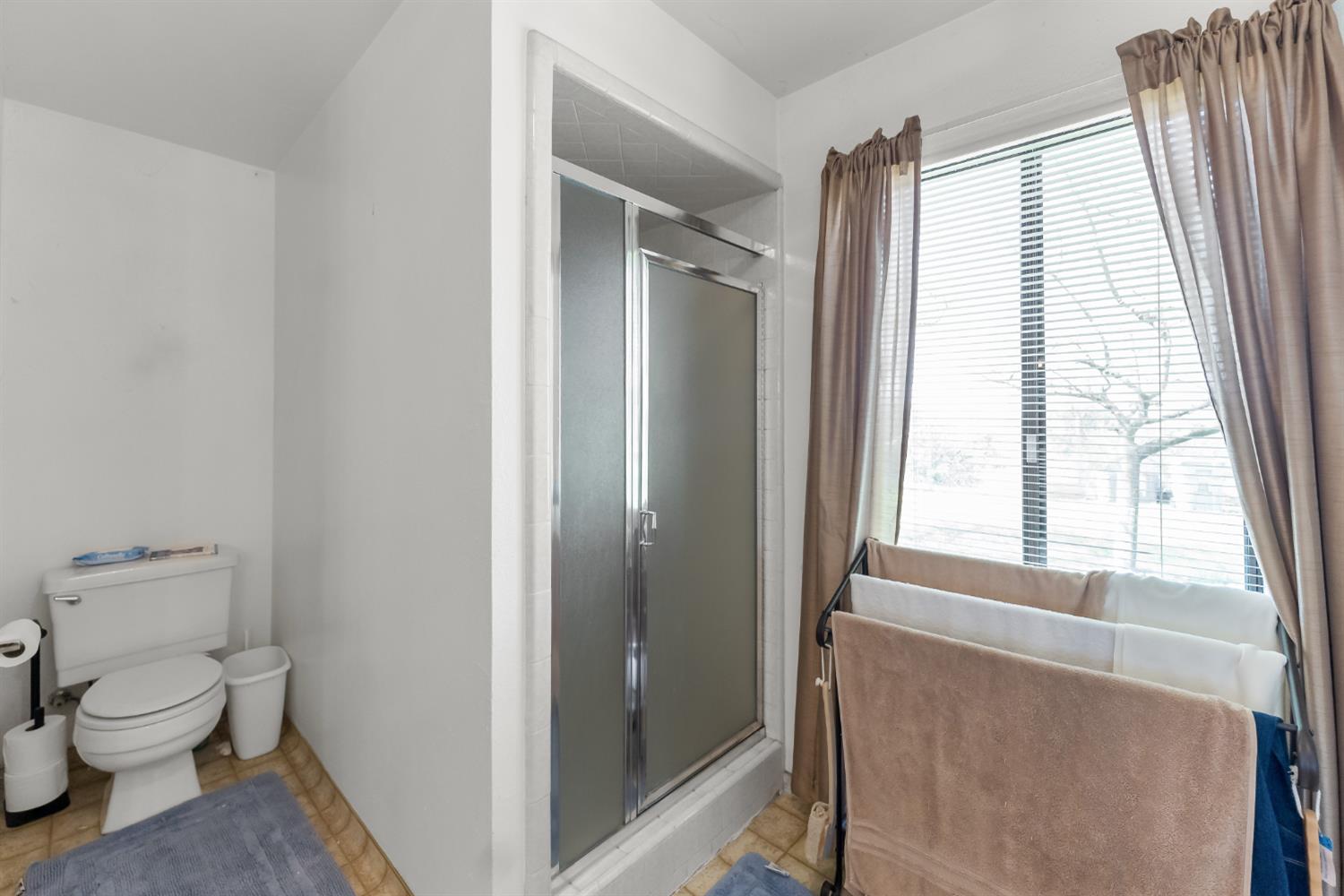 4776 Stetson Road Clovis, CA 93619 - Photo 29 of 49 a bathroom with a toilet and a shower