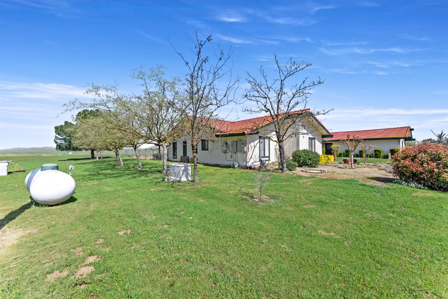 4776 Stetson Road Clovis, CA 93619 - Photo 45 of 49 a view of a house with backyard and sitting area