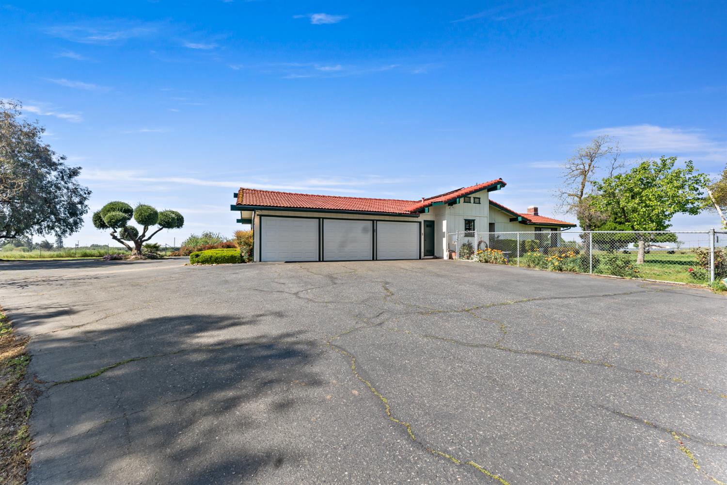 4776 Stetson Road Clovis, CA 93619 - Photo 5 of 49 a house with a yard and a outdoor space