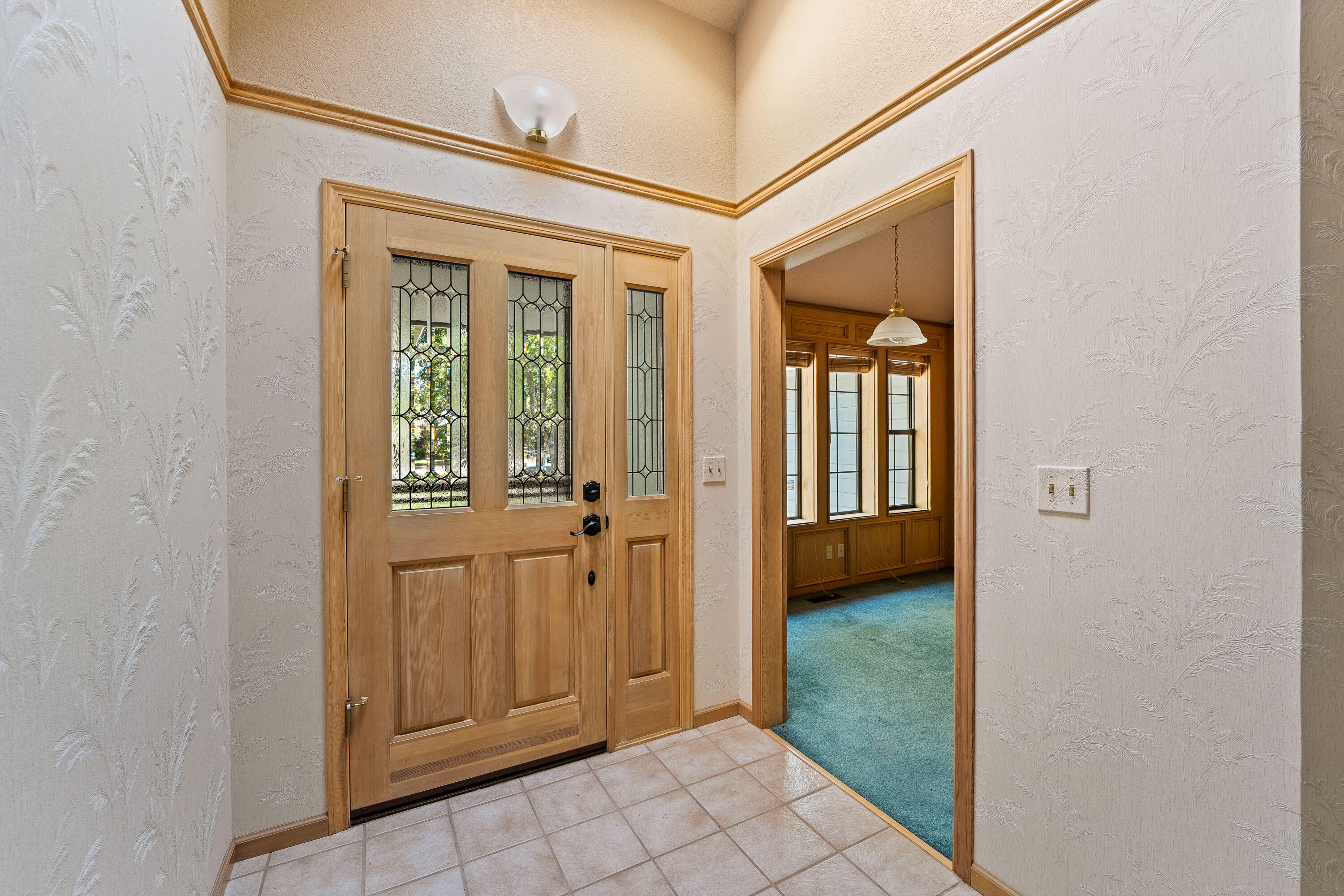 487 April Drive Merlin, OR 97532 - Photo 10 of 58 Entryway