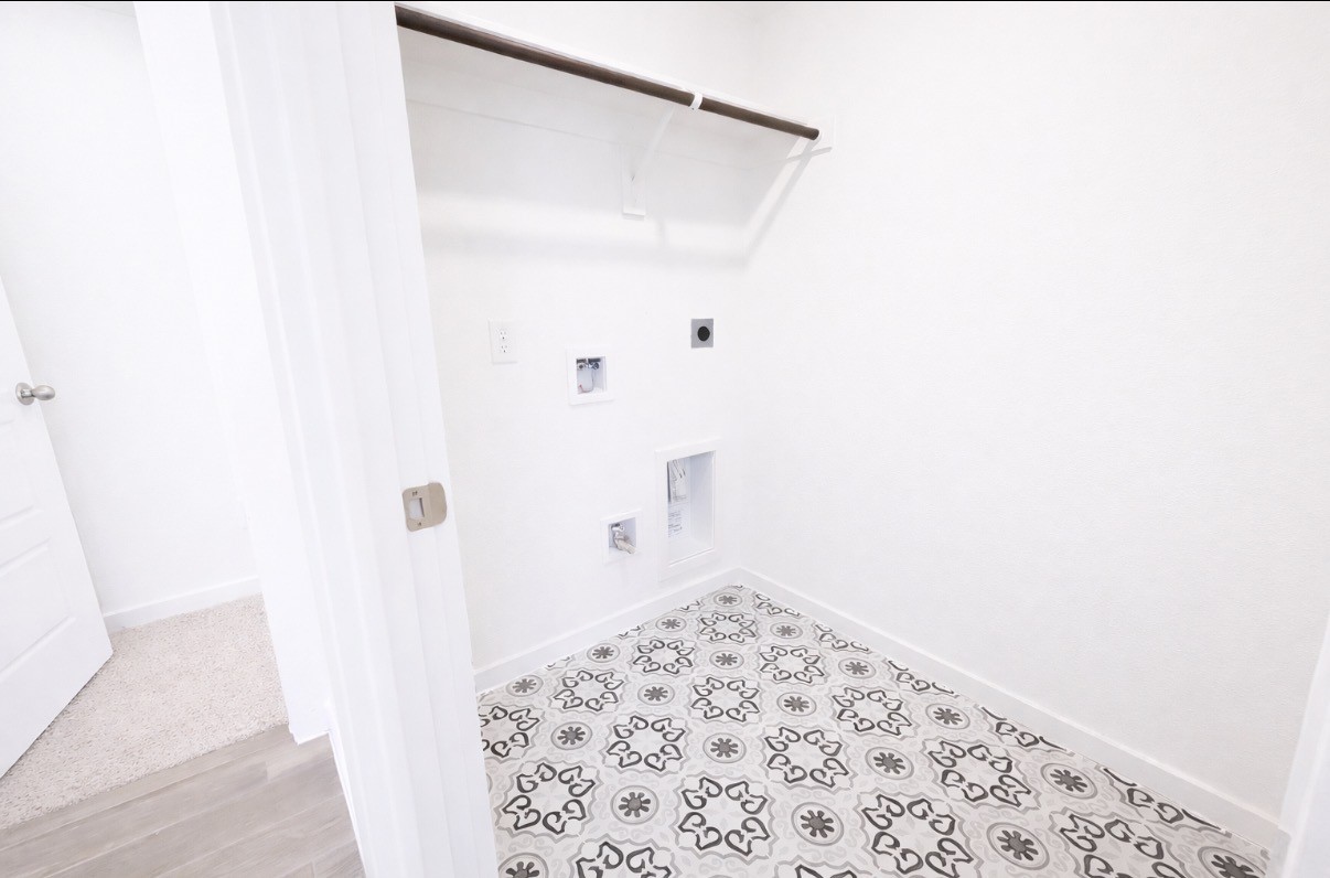 8315 Amber Summit Lane Angleton, TX 77515 - Photo 14 of 21 a very nice looking hallway with a curtain