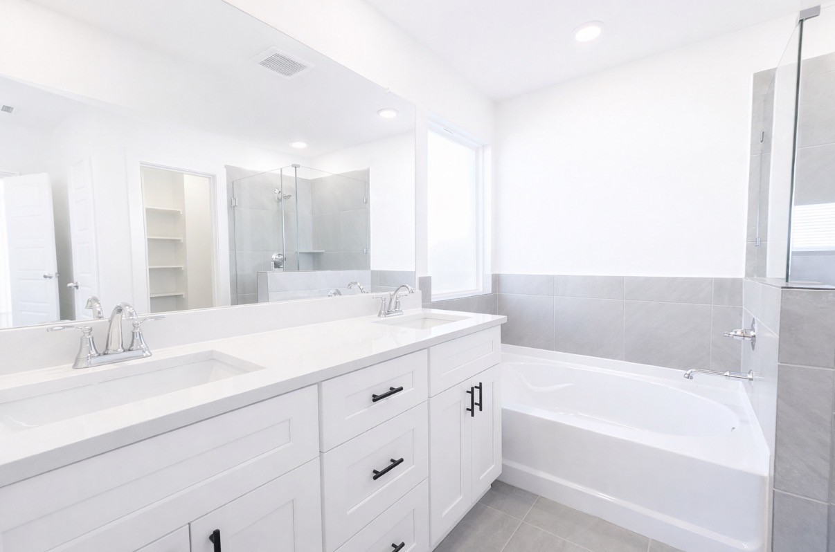 8315 Amber Summit Lane Angleton, TX 77515 - Photo 9 of 21 Primary Bathroom