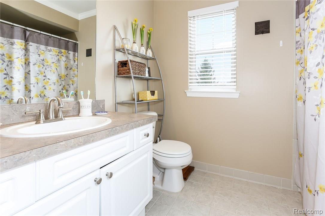 3723 Oakmonte Boulevard Rochester, MI 48306 - Photo 9 of 18 Bath.jpg