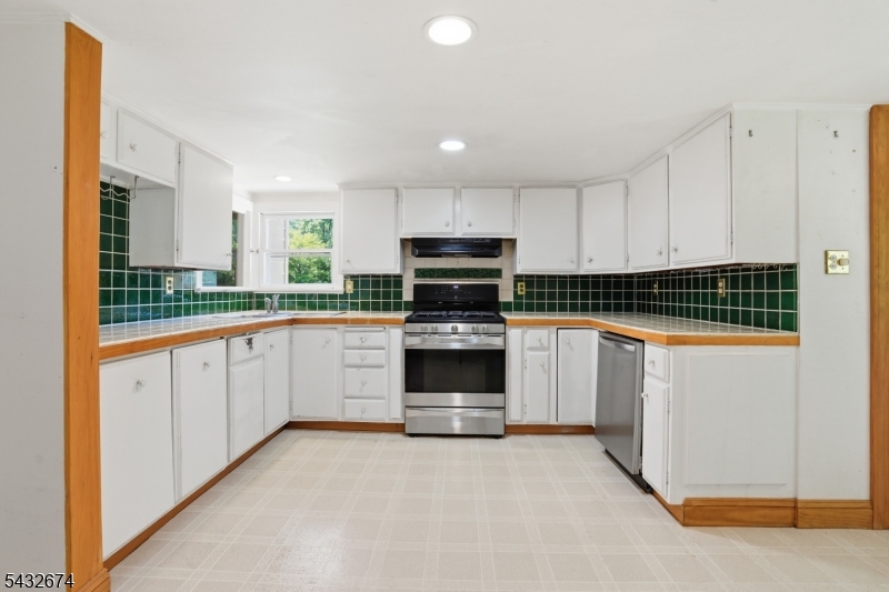 415 Village Road East West Windsor, NJ 08550 - Photo 10 of 33