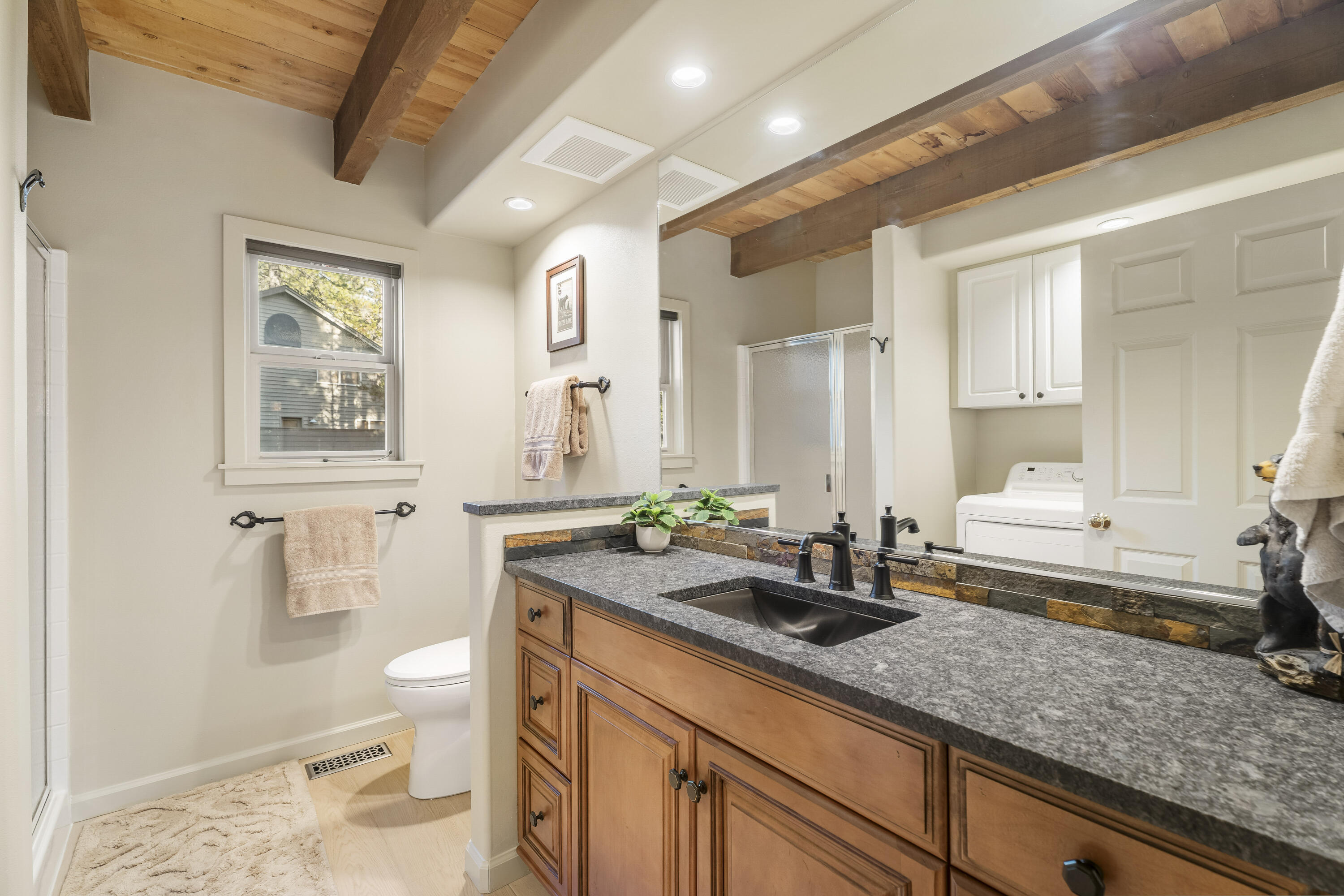 57532 Tamarack Lane, Unit 10 Sunriver, OR 97707 - Photo 11 of 21 Main level Full Bathroom