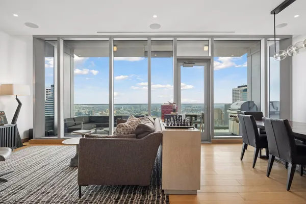 $8,500 | 255 Hennepin Avenue, Unit 3201, Minneapolis, MN 55401