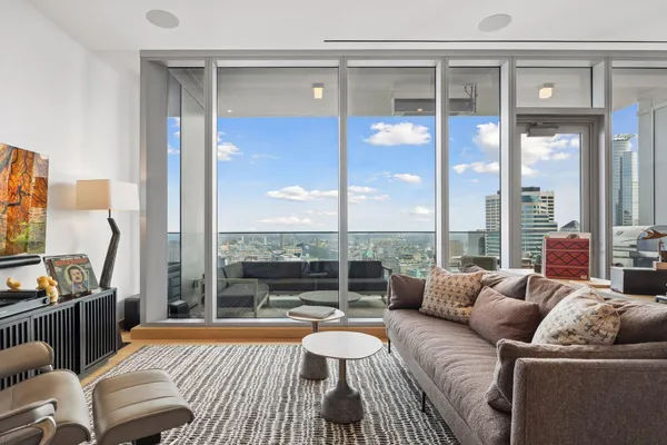 $8,500 | 255 Hennepin Avenue, Unit 3201, Minneapolis, MN 55401