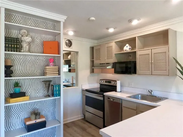 $1,400 | 801 Henry Clay Avenue, Unit 200, New Orleans, LA 70118