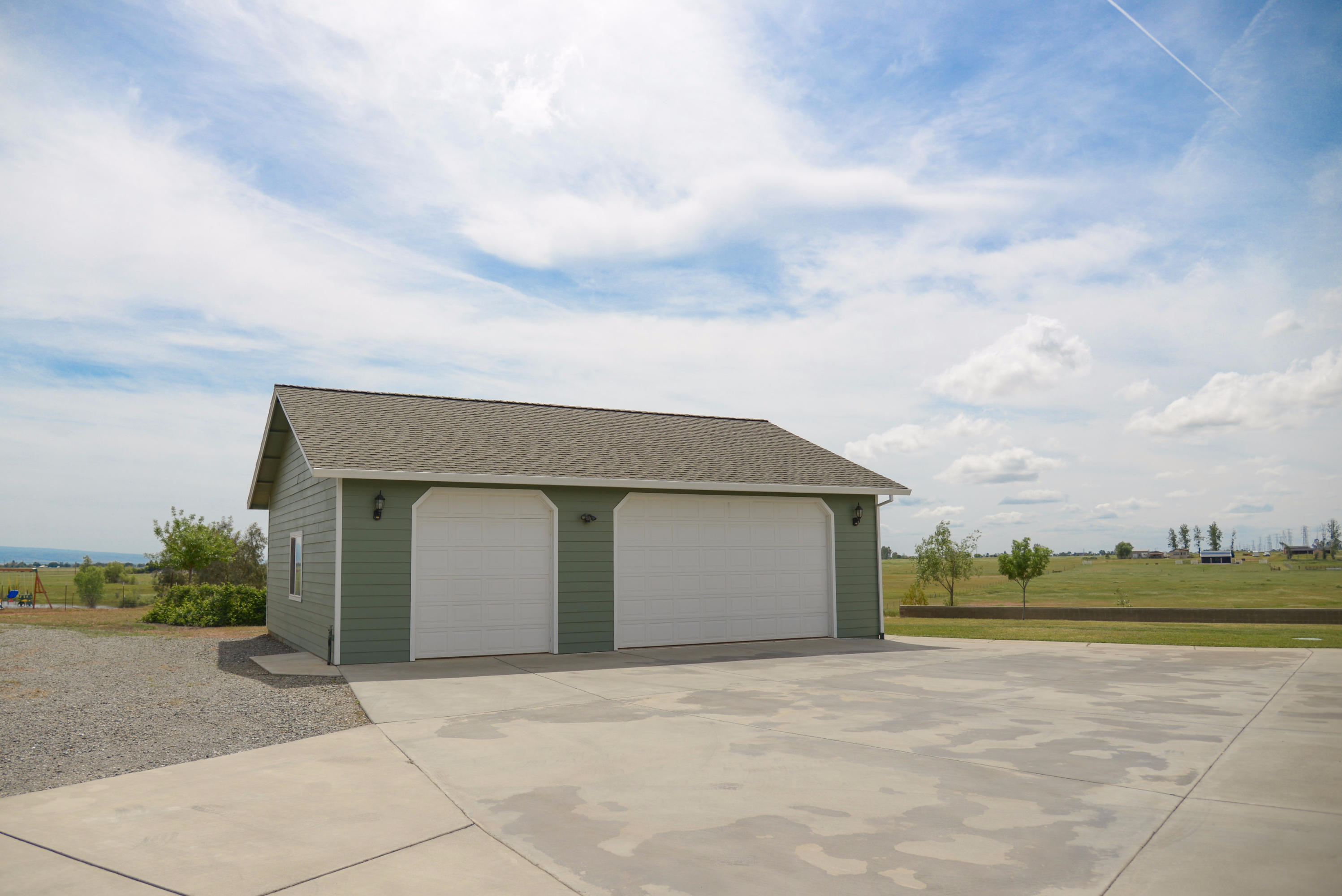 20765 Live Oak Road Red Bluff, CA 96080 - Photo 28 of 30 front view of a house with a garden