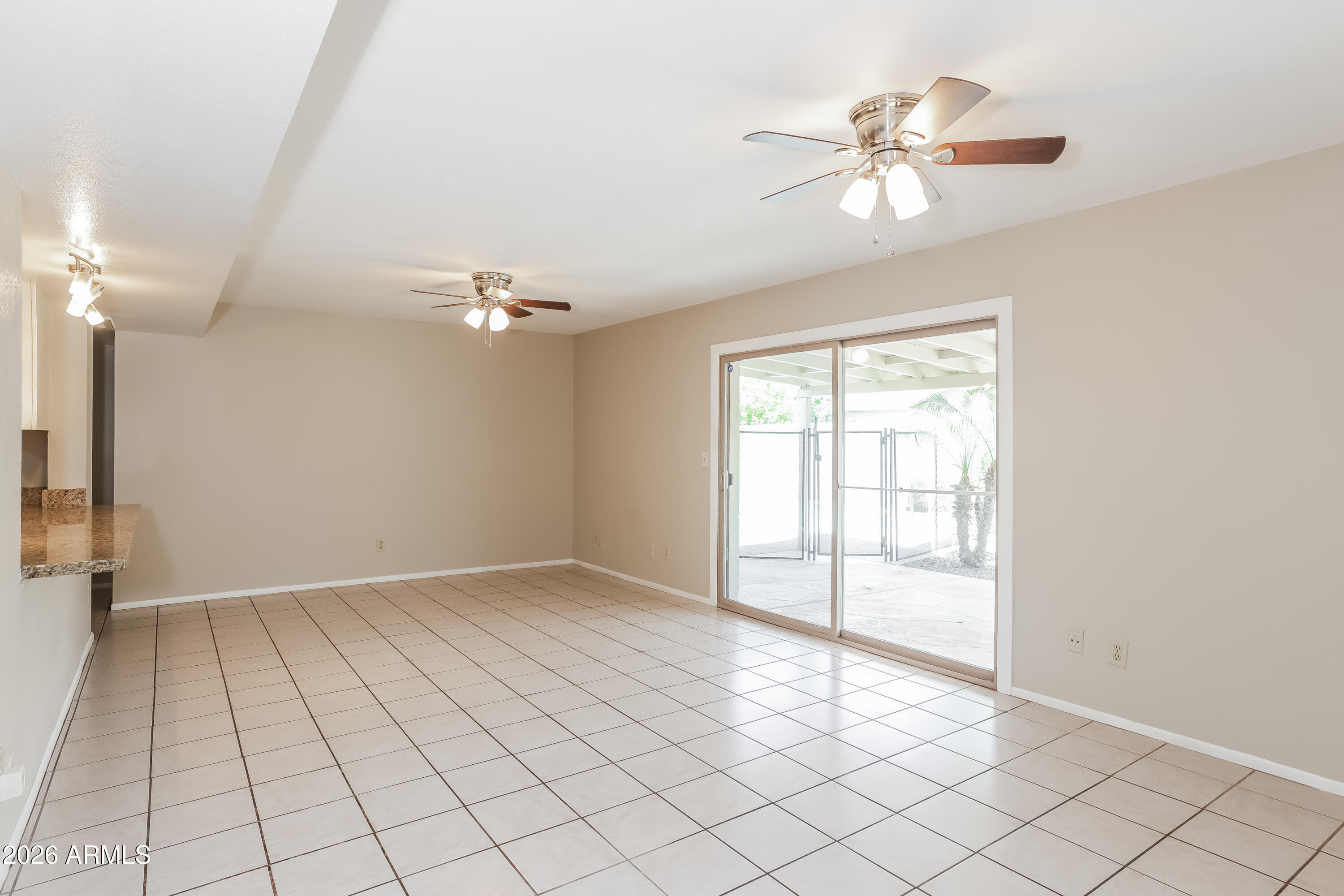 5620 West Hearn Road Glendale, AZ 85306 - Photo 10 of 15 1006311.5620 W HEARN RD - Dining Room
