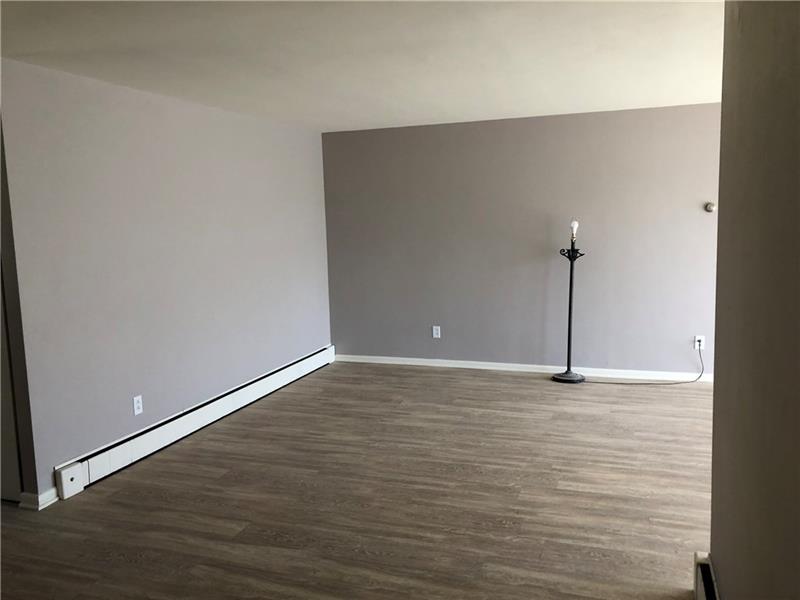 16 Ridgewood Way New Castle, PA 16105 - Photo 5 of 20 Living Room