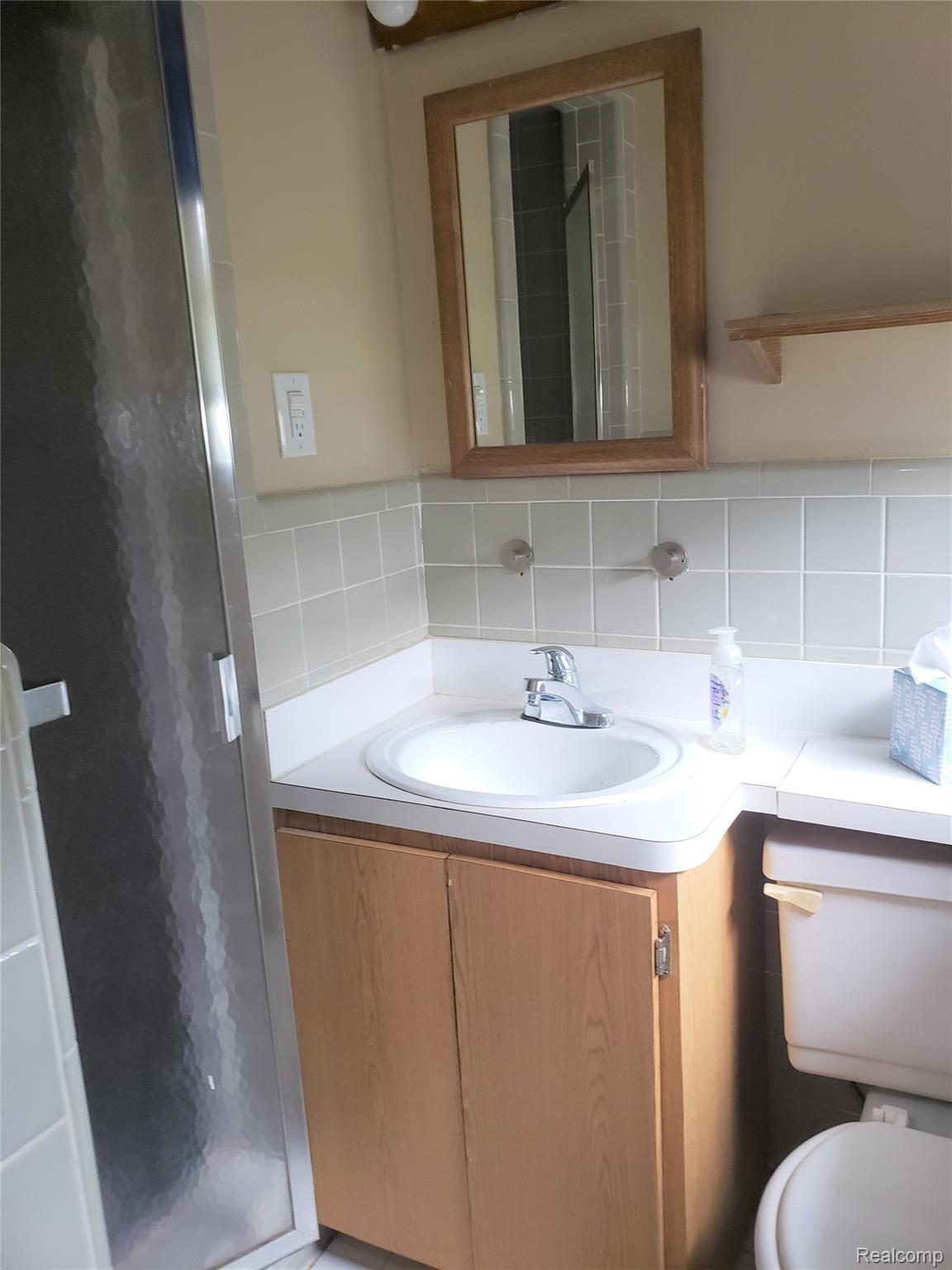 28411 Ridgebrook Road Farmington, MI 48334 - Photo 12 of 35 MBath2.jpg
