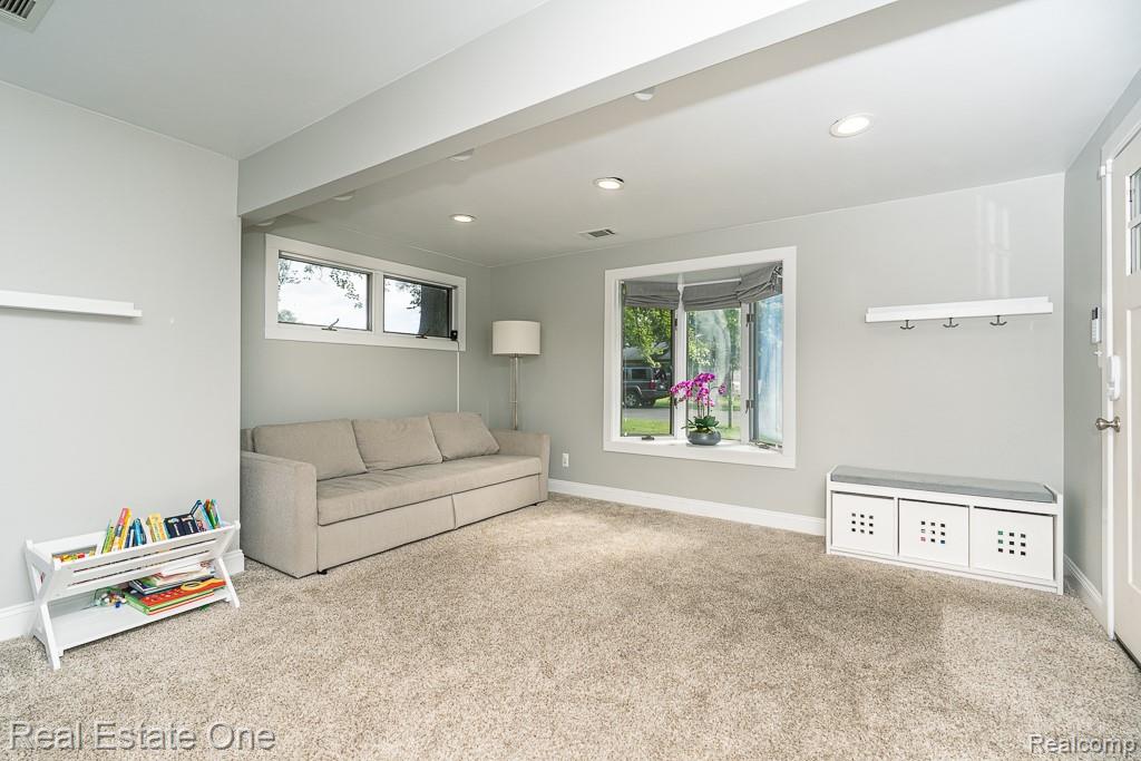 2460 Emmons Avenue Rochester Hills, MI 48307 - Photo 4 of 45
