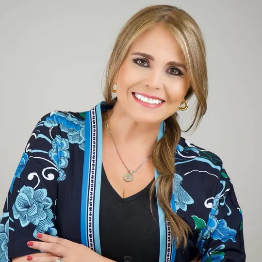 Sandra Poli, Agent in  - Compass