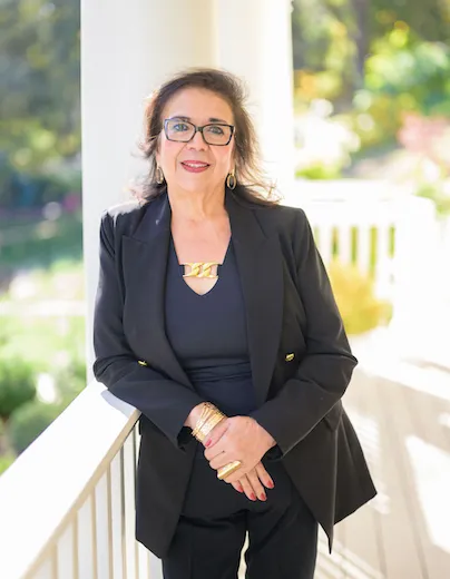 Lupe Kemper, Agent in  - Compass