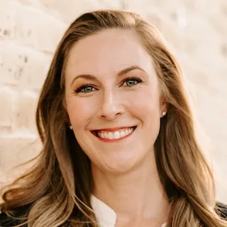 Lauren Girard, Agent in  - Compass