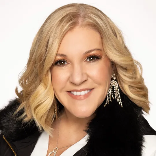 Elle Hatcher, Agent in  - Compass