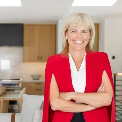 Lynn Peters, Agent in  - Compass