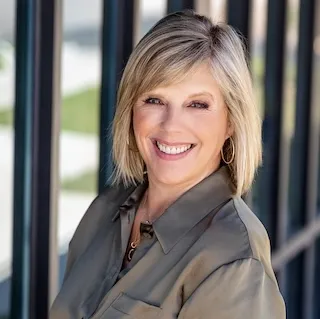 Carrie Benuska Leinen, Agent in  - Compass