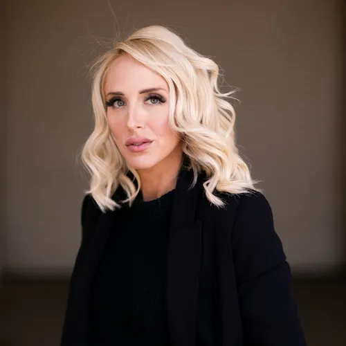 Lora Banner, Agent in  - Compass