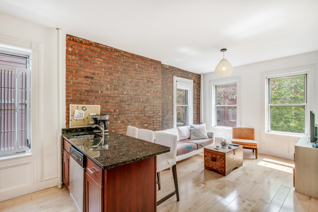 $5,300 | 143 Waverly Pl, Unit 5R | West Village
