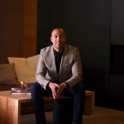 Theo Williams, Agent in  - Compass