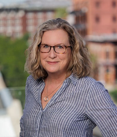 Headshot of Robyn Savage