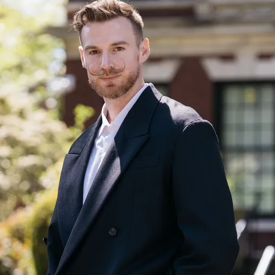 Steven Gray, Agent in  - Compass