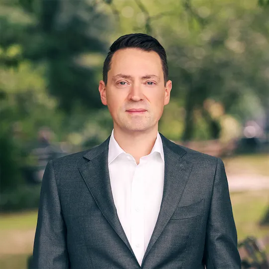 Oliver Gold, Agent in  - Compass