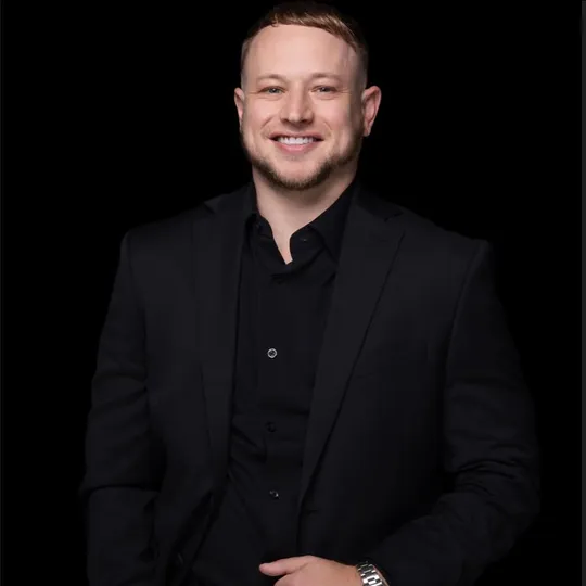 Brandon Schneider, Agent in  - Compass