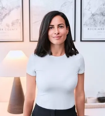 Juliska Martino, Agent in  - Compass