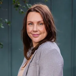 Heidi Yohe, Agent in  - Compass