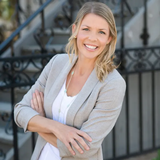 Jennie Konomos, Agent in  - Compass