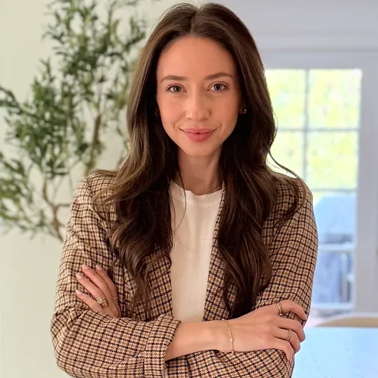 Liza Calzoni, Agent in  - Compass