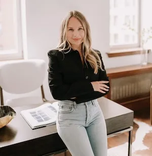 Elina Brewer, Agent in  - Compass