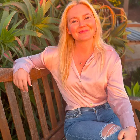 Kira Nimmer-Crabel, Agent in  - Compass