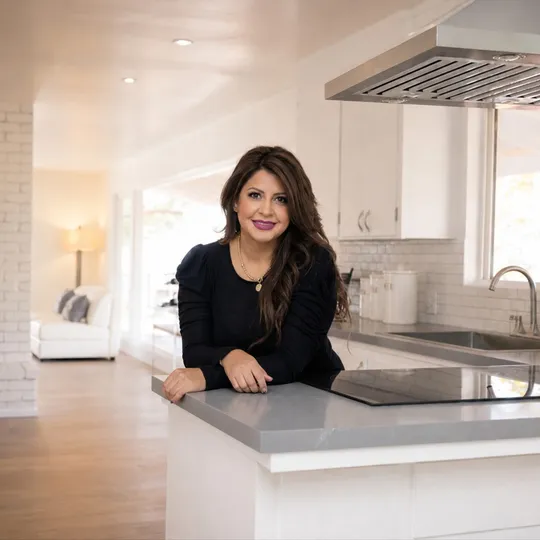 Claudia Urbina, Agent in  - Compass