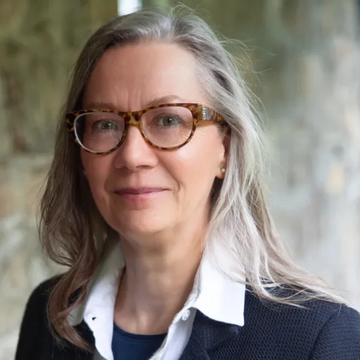 Julie Mazur, Agent in  - Compass