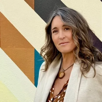 Andréa Bucci, Agent in  - Compass