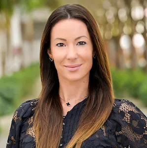 Eszter Czafik, Agent in  - Compass